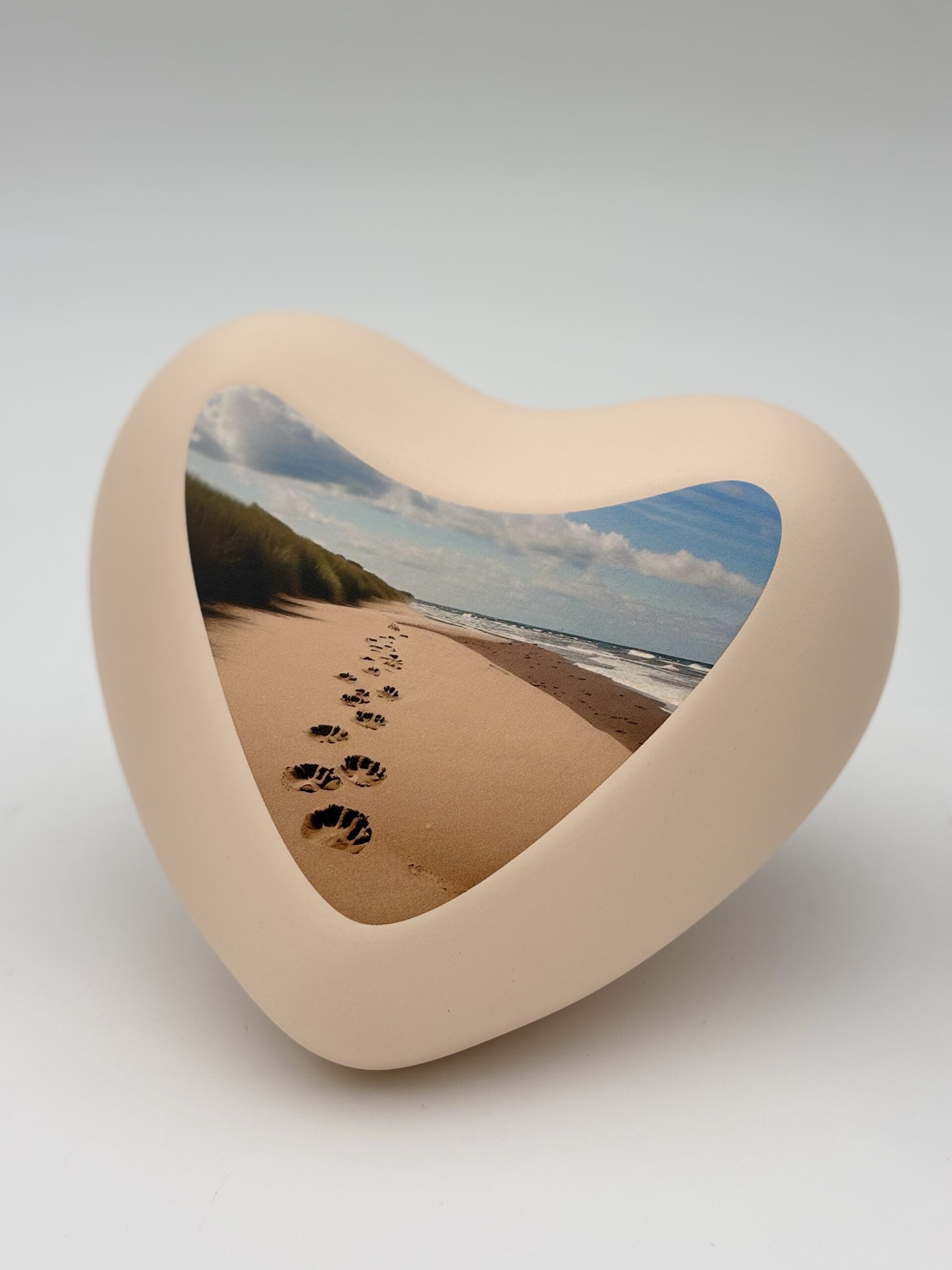 Tierurne aus Keramik Edition Ella Bernstein – apricot farbendes Herz mit Bild Pfotenspuren im Sand
