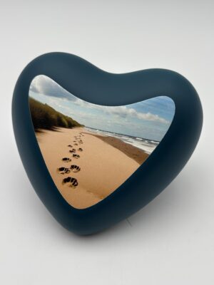 Tierurne aus Keramik Edition Ella Bernstein - petrol farbendes Herz mit Bild Pfotenspuren im Sand